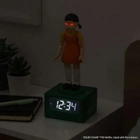 Squid Game Young‑Hee digitális ébresztőóra